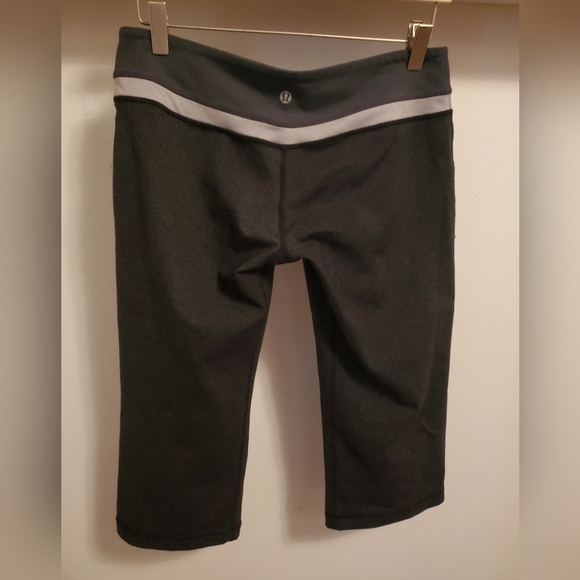 Lululemon Crop leggings. Wide leg. Heathered dark grey / charcoal. 17". Size 8. - Picture 2 of 8